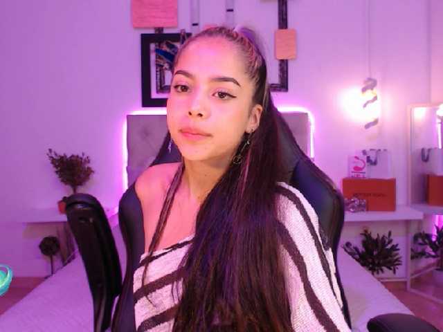 Fotos saraahmilleer hello guys welcome to my room help me complette my first goal : naked go enjoy me #latina#brunette#curvy#hot#young#18#pvt